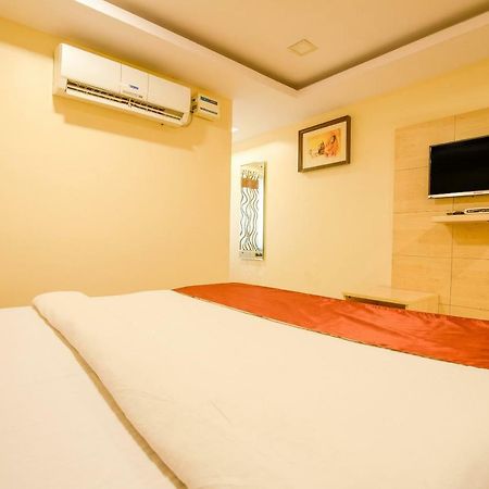 Oyo 13494 Hotel Nakshatra Inn Hyderabad Bagian luar foto