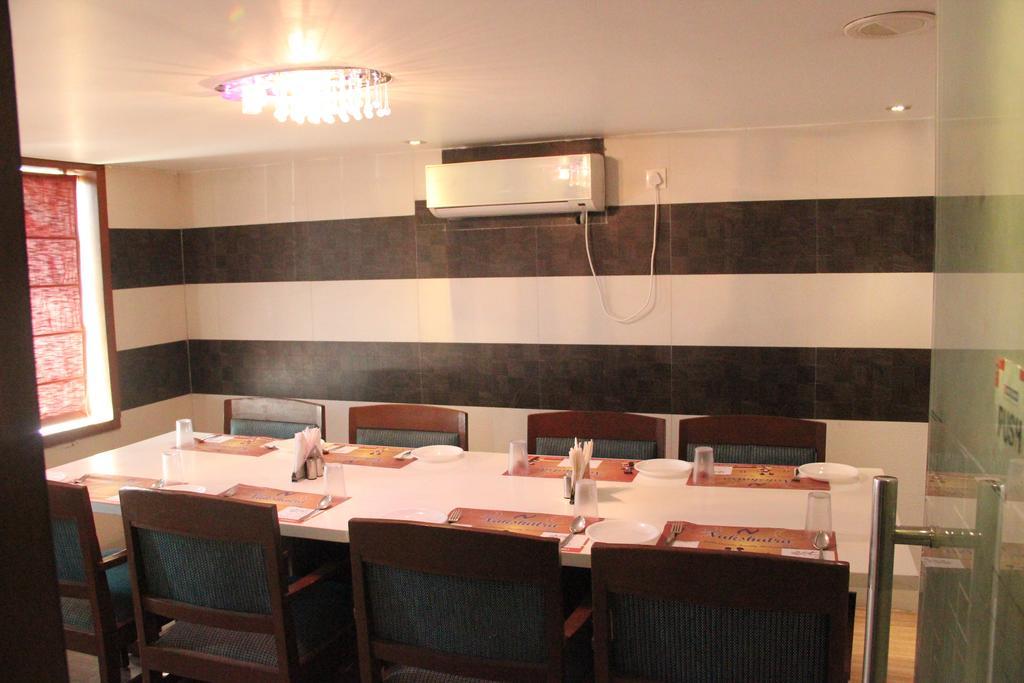 Oyo 13494 Hotel Nakshatra Inn Hyderabad Bagian luar foto