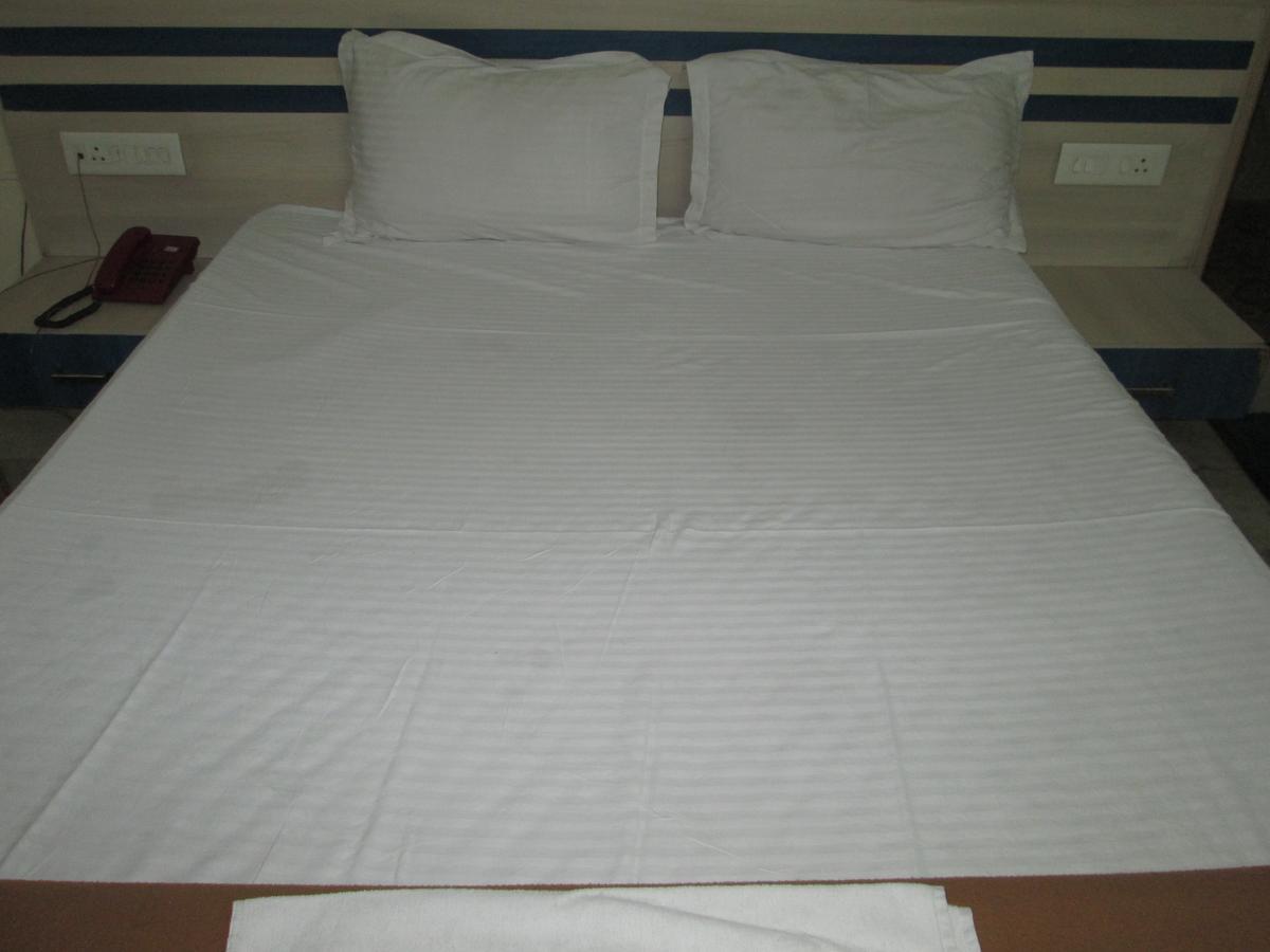 Oyo 13494 Hotel Nakshatra Inn Hyderabad Bagian luar foto